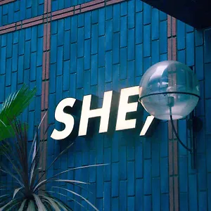 Hotel She, ***